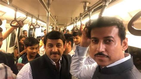 ट्रैफिक से बचने के लिए राज्यवर्धन राठौर और मनोज तिवारी ने की मेट्रो की ...