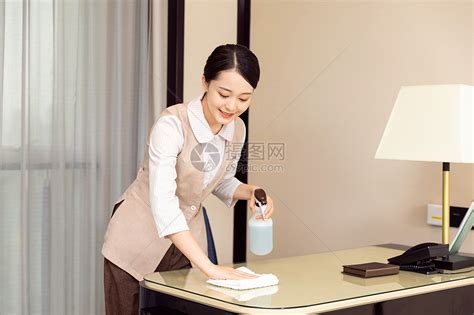 酒店服务保洁员擦桌子高清图片下载-正版图片501420358-摄图网