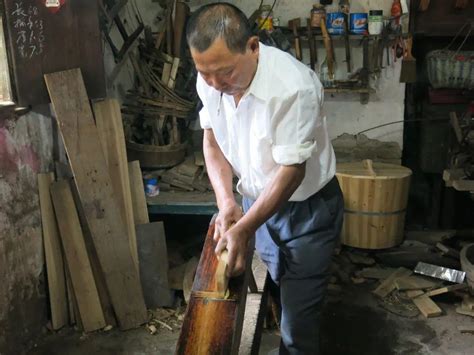 箍木桶：年代久远的民间传统工艺_王勤友