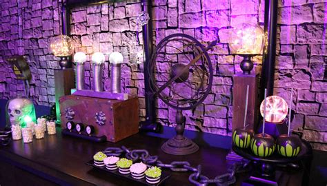 Computer Lab Halloween Decorations 的图像结果