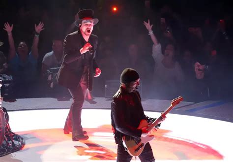 Bono: Bono suffers 'complete loss of voice' during performance; U2 ...