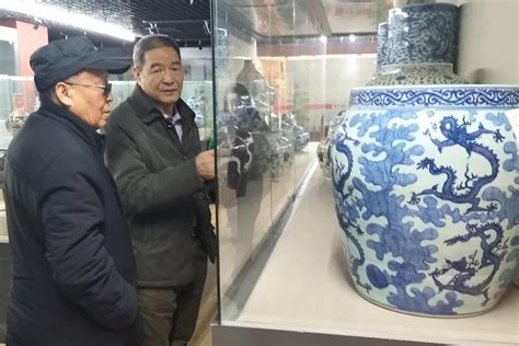 周伽隆为苏庆玉老将军讲解古瓷器藏品
