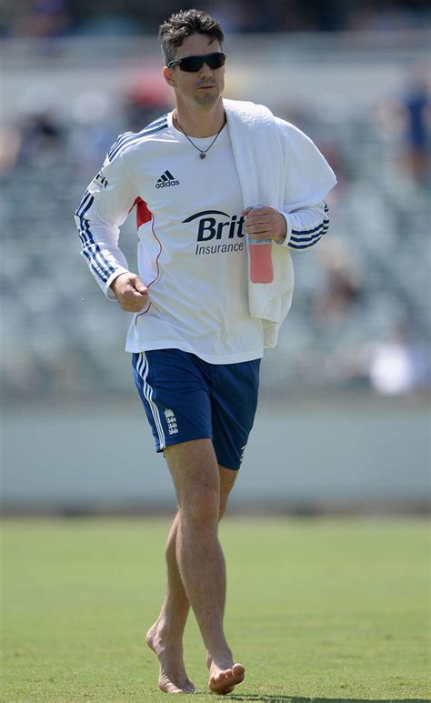 Kevin Pietersen does 12th man duties in bare feet | ESPNcricinfo.com