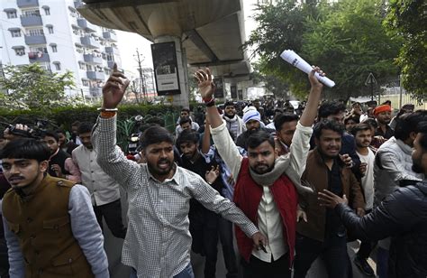 UGC के नए नियम के विरोध में लखनऊ विश्वविद्यालय में जोरदार प्रदर्शन, गेट ...