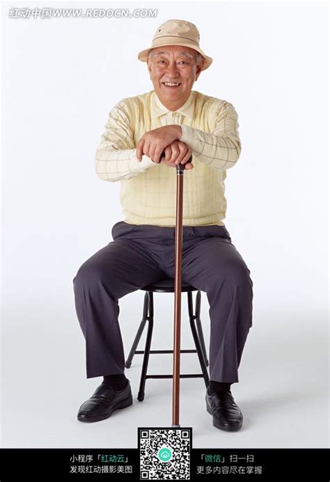 坐在凳子上拄着拐杖的老人图片免费下载_红动中国