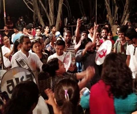 जेएनयू में लेफ्ट विंग के छात्रों का हंगामा, वीसी के आवास के गेट को ...