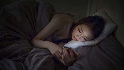 专家建议入睡前1小时不使用电子产品 睡前玩手机为什么容易睡眠 - 天气网