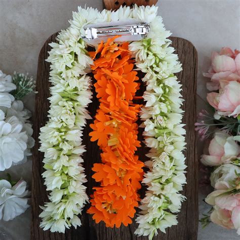 Traditional pichi with Kanakambara three strings Floral Hair Clip ...