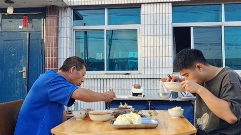 东北吉林天气不错，又可以在外面吃饭了，黄瓜汤蒸花卷，贴秋膘了 - YouTube
