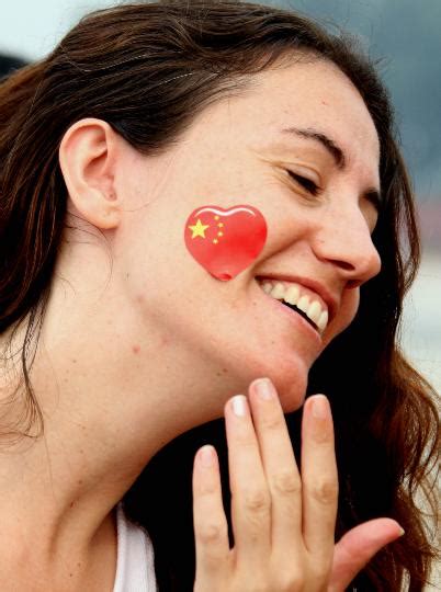 图文-把奥运喝彩贴在脸上 有“爱心”的外国友人_其他_2008奥运站_新浪网