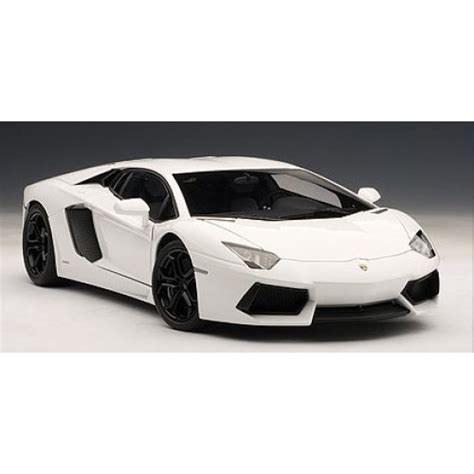 Autoart - Car Scale Model - Lamborghini Aventador LP 700-4 - 1:18 - White