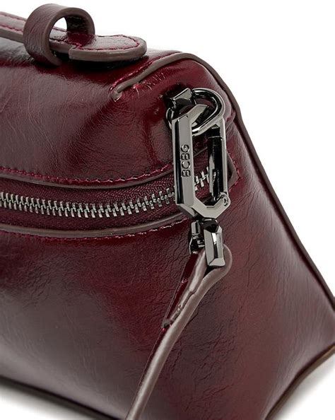 BCBG LOGO DETAIL SHOULDER BAG