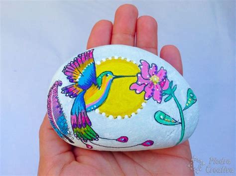 Diy colibrí sobre piedra | Piedras pintadas a mano, Manualidades, Uñas ...