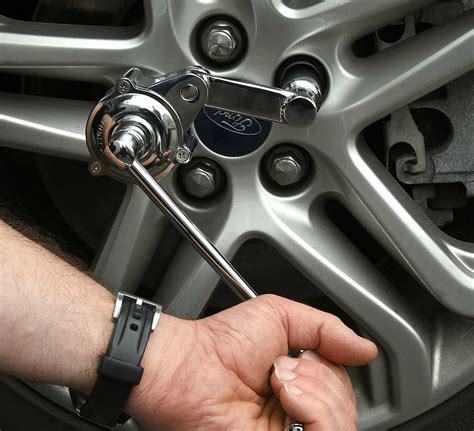 Torque Multiplier Wrench Removes Stuck Lug Nuts with Ease