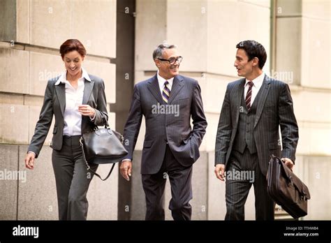 Business People Walking On Street 的图像结果