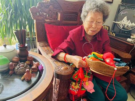 周口72岁老农正在手工制作枣木梳，32道程序……-大河新闻