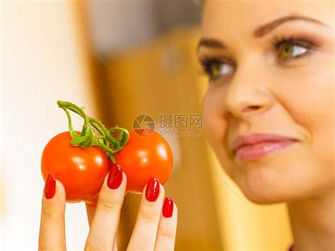 靠近女人,把小樱桃西红柿抱她的脸旁边的树枝上,想吃它女人手着西红柿高清图片下载-正版图片300882797-摄图网