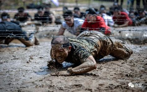 爬铁丝网、过泥坑……超过10000人在这里“虐自己”！-搜狐大视野-搜狐新闻