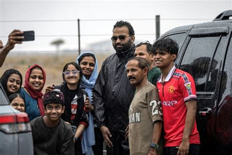 Monsoon-Loving Indian Expats Chase Rain in UAE Desert - The Wire