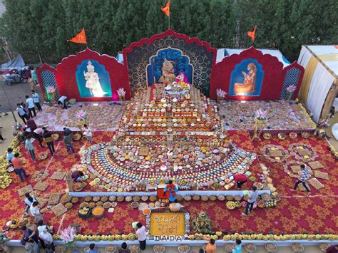 A grand Annakoot was celebrated in Surat, 334 types of dishes including ...