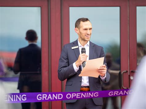 Take a look inside the first Raymour & Flanigan furniture store in ...