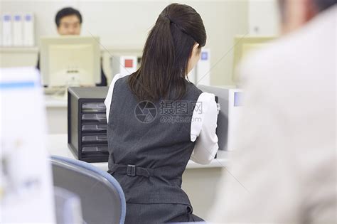 银行柜台办理业务的工作人员背影高清图片下载-正版图片502138643-摄图网