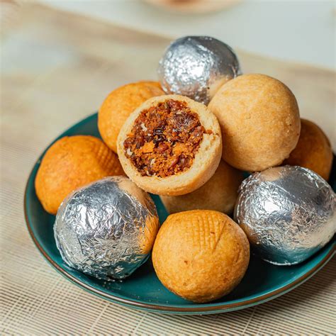 Dry Fruit Aata Kachori - 400 Grams – Gud Mishri