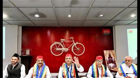 ‘Live and let live’: Lord Mahavir’s message can heal society, says Akhilesh
