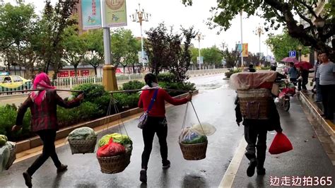 中国云南曲靖市街头，人们挑着重担，跑着去摆摊，云南女人不一般也能撑起半边天 - YouTube