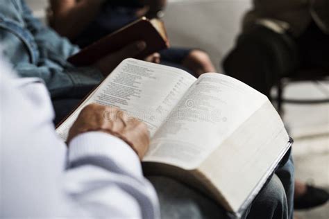 一群基督教徒在家读读圣经，一起祈祷. 库存图片. 图片 包括有 基督教, 耶稣, 希望, 和平, 基督 - 230883059
