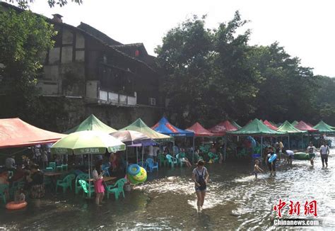 重庆局地气温超40℃ 民众水中打牌吃饭消暑纳凉-国际在线