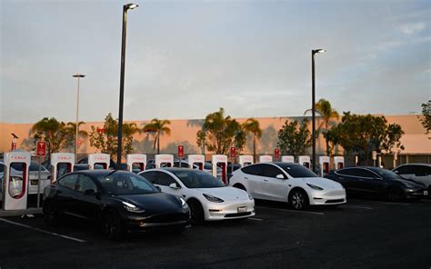 Tesla 'Recalls' 360,000 Vehicles With FSD Beta to Fix Software - The Car Guide