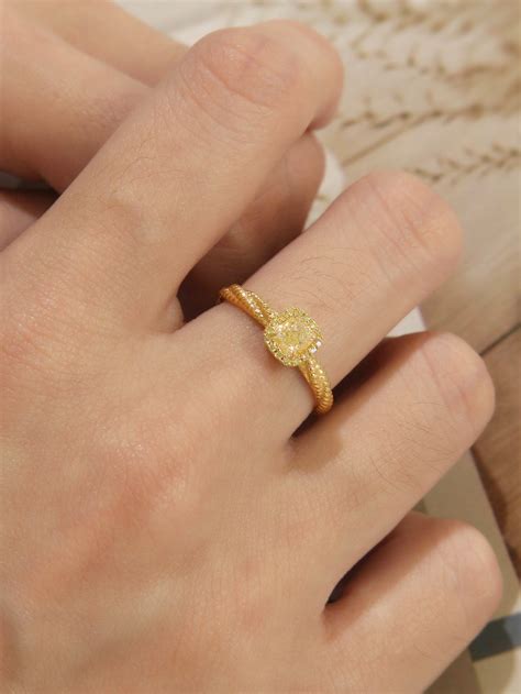 小方糖戒指女轻奢小众设计感黄色四爪镶嵌锆石指环缠绕藤蔓戒子-阿里巴巴