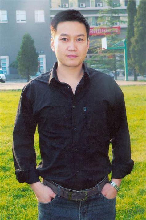 TVB男星花百万内蒙古开牧场，久违现身身材健硕，38岁男人味十足_腾讯新闻