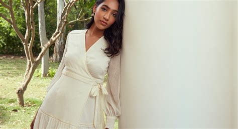 Wrap It Up, Wrap It In: 3 Reasons To Love Women Wrap Dresses