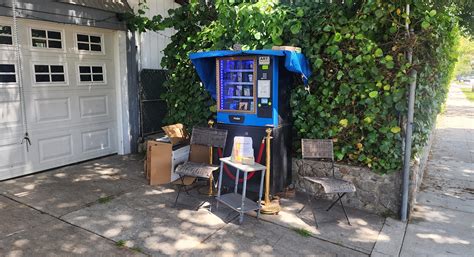 Art vending machine in a driveway in Burbank : r/SFV