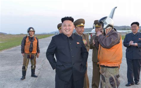 朝鲜首次曝光金正恩幼年时期照片 穿军装敬礼神气十足【7】--图片频道--人民网