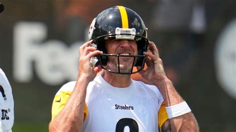 Aaron Rodgers dislikes new helmet, says 'it looks like a damn spaceship ...