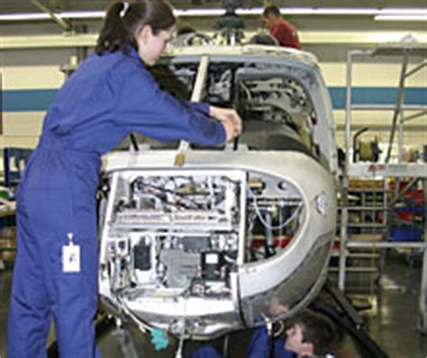 Berufe Luftfahrttechnik - Fluggerätmechanikerin Fertigungstechnik