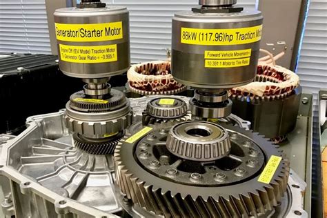 Hộp số e-CVT của xe hybrid có gì khác so với hộp số CVT của xe xăng truyền thống