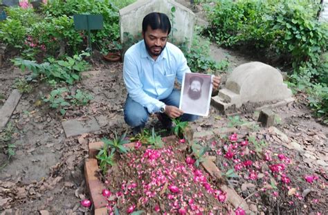 7/11 train blasts: Kin read out HC acquittal order at grave of man who ...
