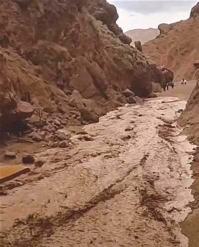 新疆天山大峡谷突发山洪 有游客为拍视频和水流赛跑|新疆|水流|游客_新浪新闻