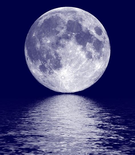 一轮满月照在山上的湖面上高清摄影大图-千库网