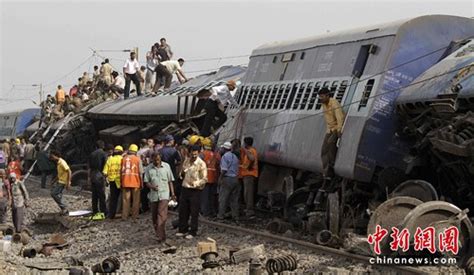 印度火车脱轨已致110人死亡_新闻中心_新浪网