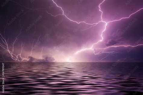 Lightning Over Water 的图像结果