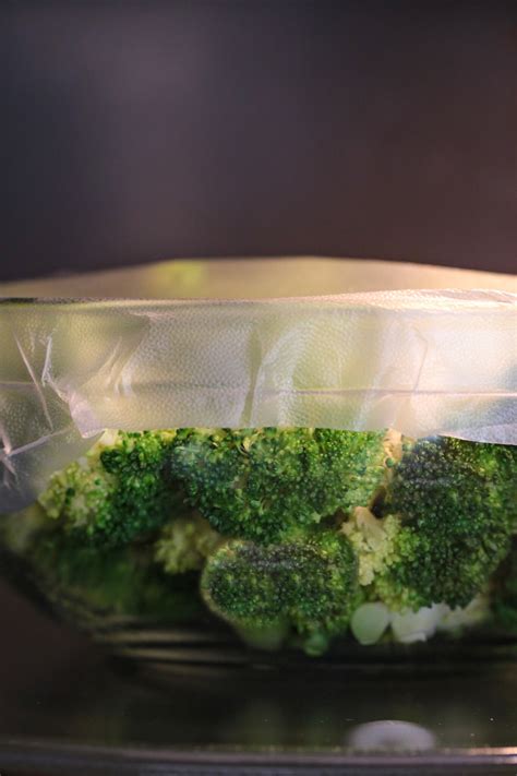 How To Steam Broccoli In The Microwave | Mantitlement