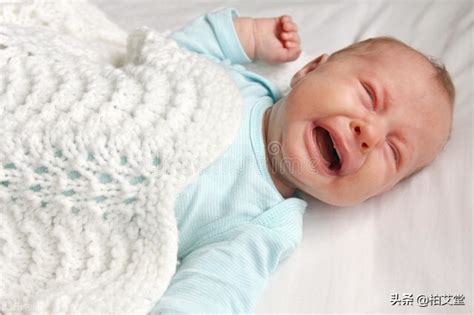 婴儿睡前哭闹什么原因（宝宝半夜哭闹竟然是这个原因）-幼儿百科-魔术铺