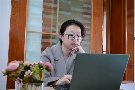 Women at Computer Work 的图像结果