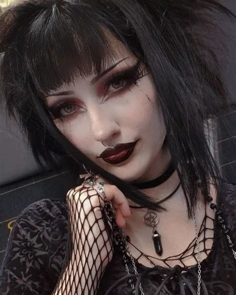 how to look goth without makeup