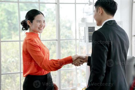 Business Shaking Hands 的图像结果